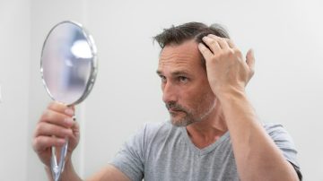 Queda de cabelo ou calvície? Veja como diferenciar